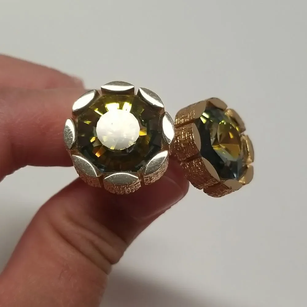 {Hickok} 1960s Mens Vintage Retro Gold Tone Floral Green Gemstone Cuff Links